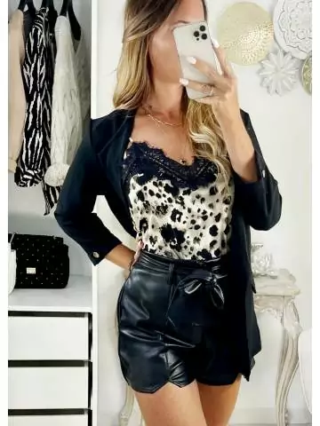 MyLookFeminin,Mon short noir style cuir "fendu"26 € Vêtements Mode femme fashion